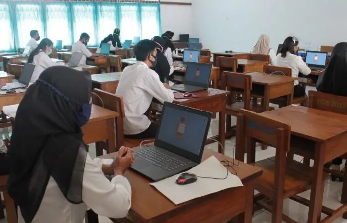 Pastikan dokumen-dokumen persyaratan seperti KTP, ijazah, dan lainnya siap untuk dibawa saat mengikuti seleksi kompetensi.