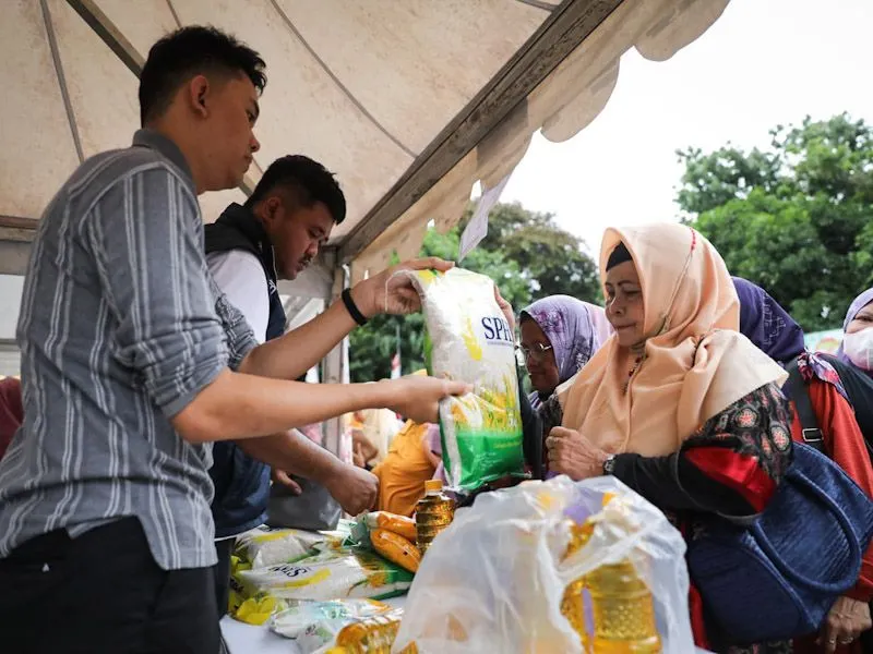 Pemerintah telah menyalurkan bantuan penebalan sembako senilai Rp400.000 yang sudah mencapai 95% penerima di berbagai daerah.