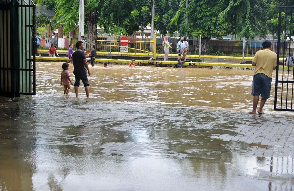 Warga pesisir Jakarta tentu sudah akrab dengan kondisi ini, di mana air pasang dari laut bisa meluber ke pemukiman dan jalanan.