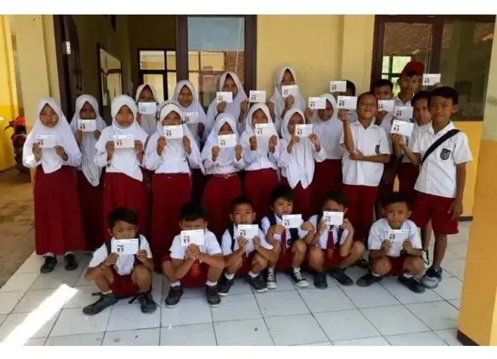 Kriteria penerima KIP tidak hanya terbatas pada kondisi ekonomi, tetapi juga mempertimbangkan berbagai faktor sosial dan geografis.