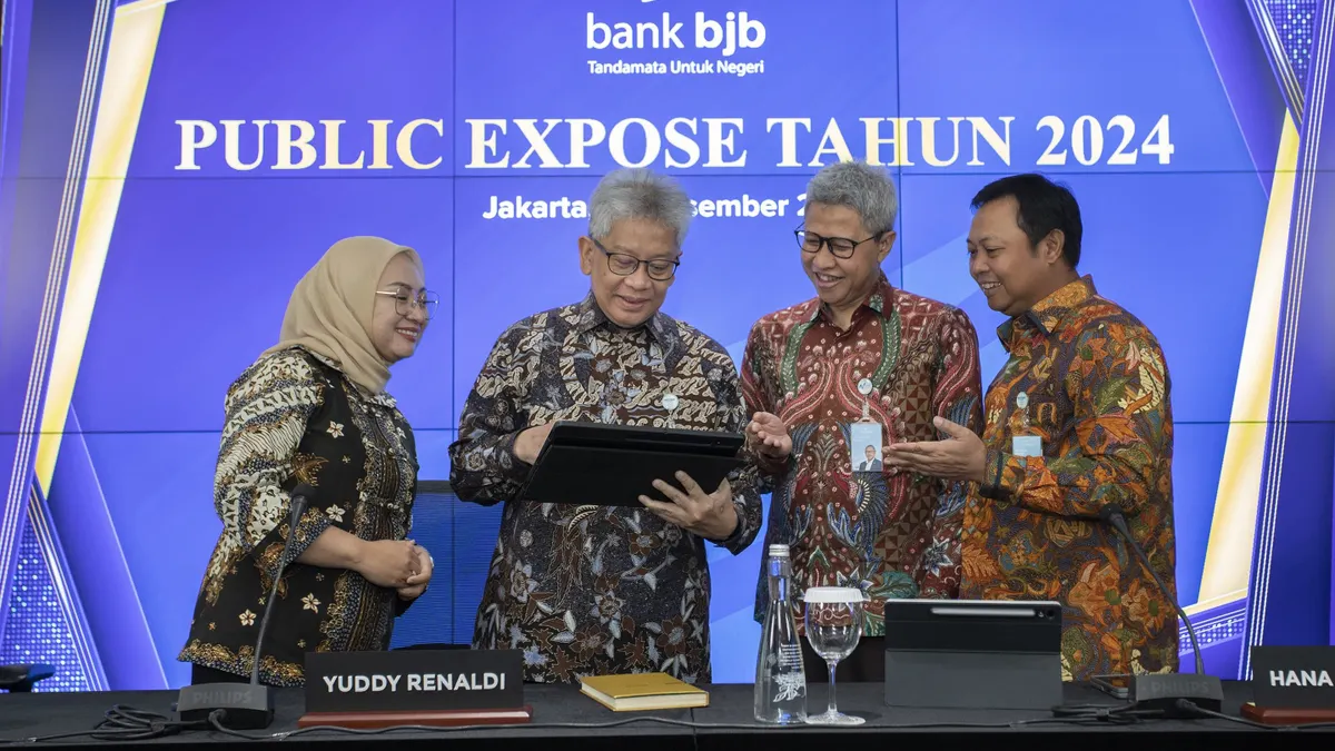 Direktur Utama bank bjb bersama jajaran direksi dalam Public Expose 2024. (bank bjb)