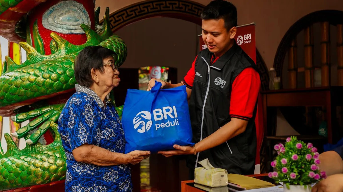 BRI Peduli Salurkan 2.000 Paket Sembako untuk Warga di Tangerang dan Singkawang