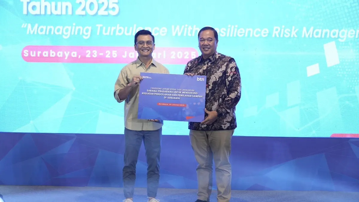 Direktur Manajemen Risiko BTN, Setiyo Wibowo, menyerahkan bantuan untuk pengelolaan sampah di Surabaya. (BTN)