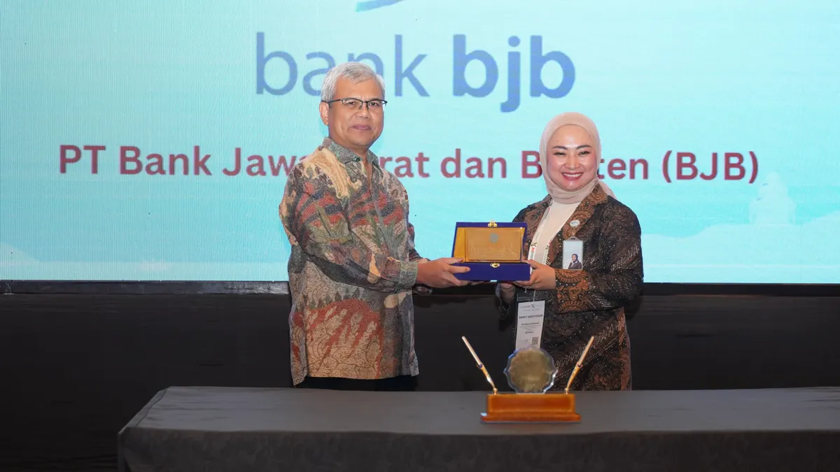 Penandatanganan MoU antara Direktur Komersial dan UMKM bank bjb Nancy Adistyasari dengan Rektor UNS, Prof. Dr. Hartono.
