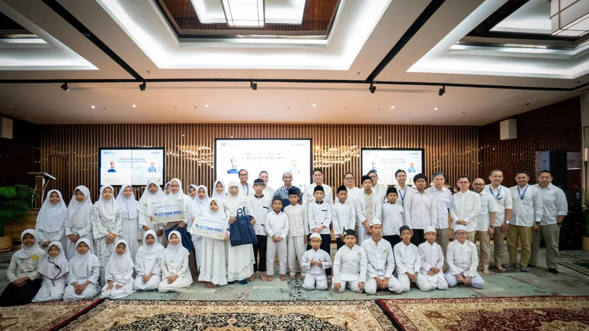 Bank Mandiri menyalurkan santunan kepada 350 anak yatim di Wisma Mandiri, Jakarta, Kamis (6/3).