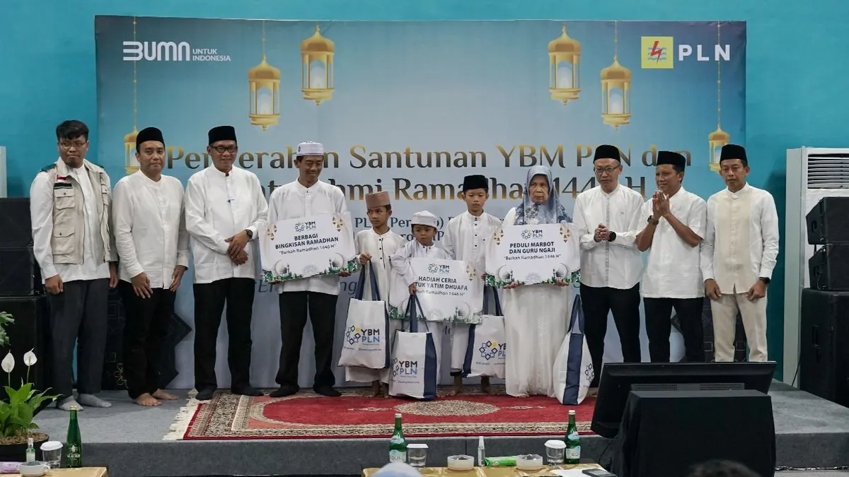 Sejumlah paket santunan diberikan kepada kaum dhuafa, anak yatim, guru ngaji dan juga marbot masjid.