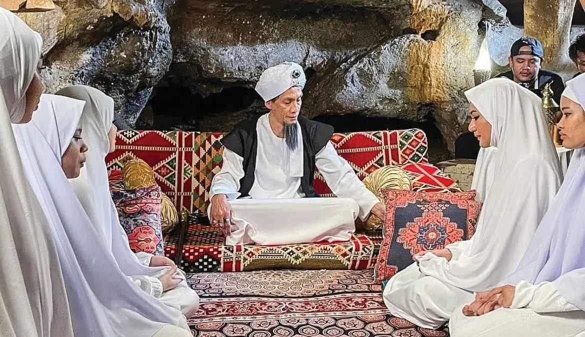 Selain karena bertolak belakang dengan ajaran agama, sepak terjang Walid sebagai pemimpin sekte Jihad Ummah juga menuai kecaman.