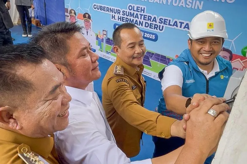 Herman Deru resmi melakukan Penyalaan Sambungan Listrik PT. PLN Persero untuk 5 Desa di Kecamatan Keluang Muba