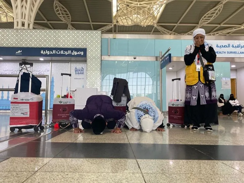Rasa bahagia dan penuh syukur ditunjukkan ratusan jemaah haji asal Pekanbaru, Riau dengan nomor penerbangan BTH 3 saat tiba di Bandara.