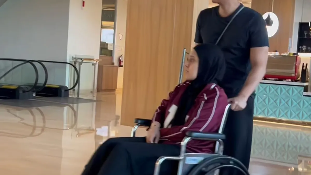 Fairuz A Rafiq Kena Musibah Terinjak Sapi 1,2 Ton, Alami Memar dan Terpaksa Pakai Kursi Roda