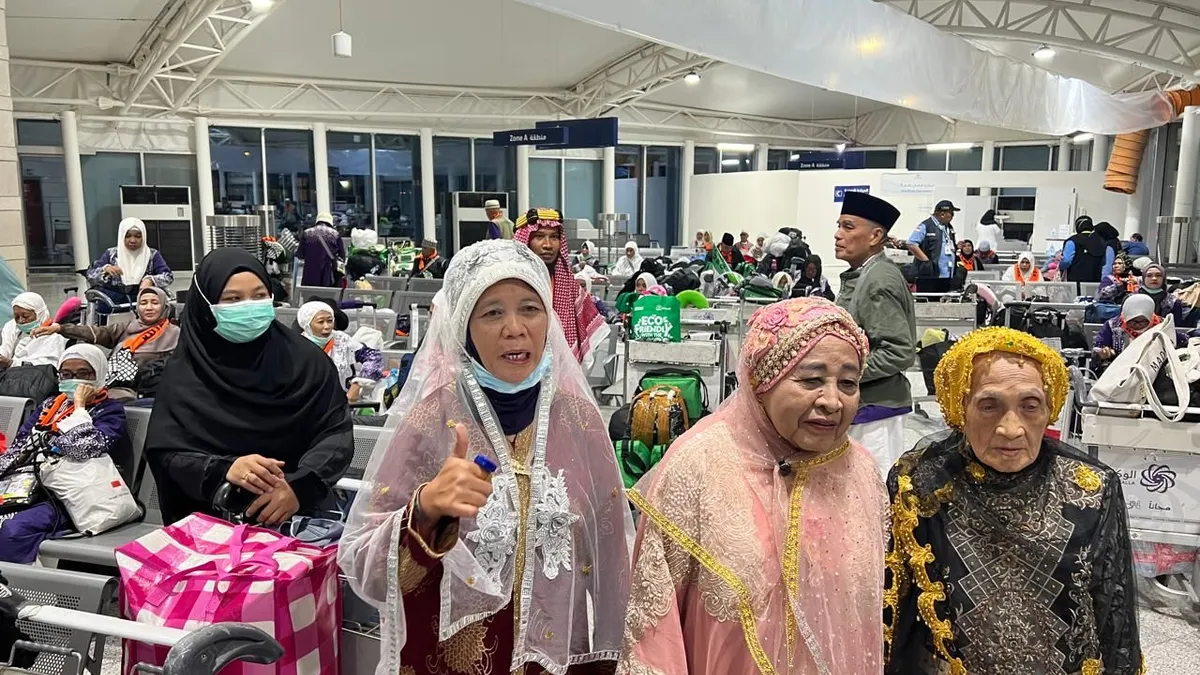 Ratusan jemaah haji Kloter UPG 1 Makassar, terlihat sibuk membongkar isi koper kabin pada dini hari Rabu (11/6/2025)