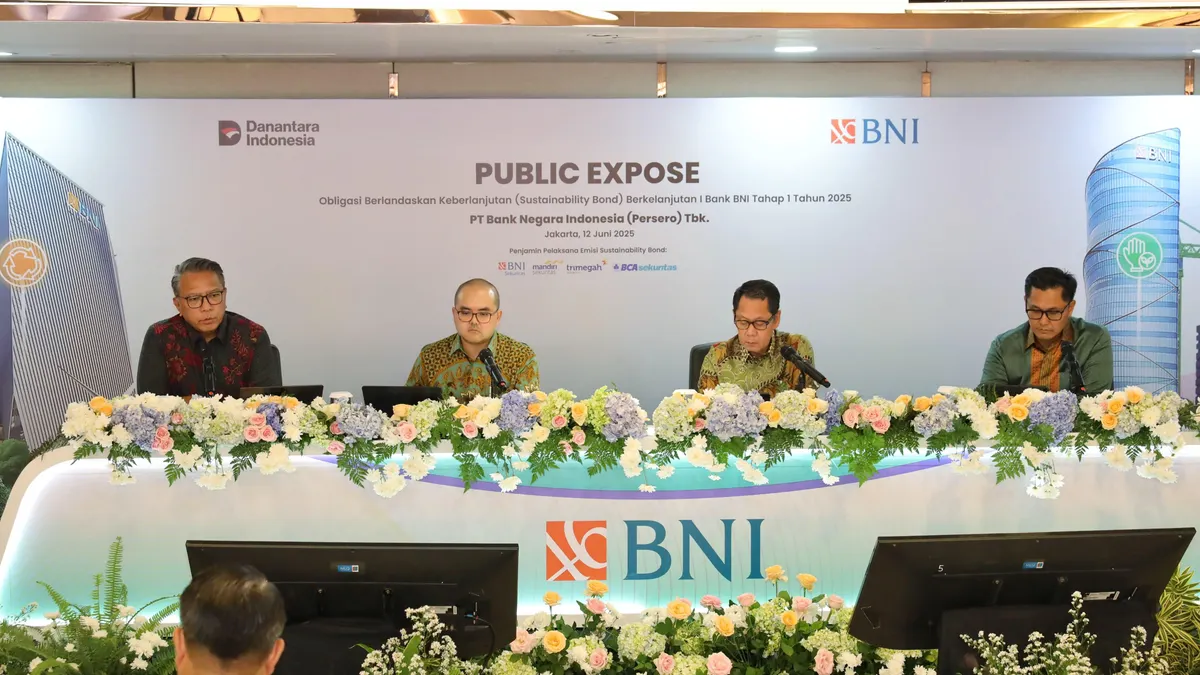 Dalam rangka HUT ke-79, jajaran Direksi BNI turun langsung menyapa nasabah di kantor cabang. Kehangatan interaksi ini mencerminkan komitmen BNI untuk menjaga kedekatan emosional dan memperkuat kepercayaan nasabah.