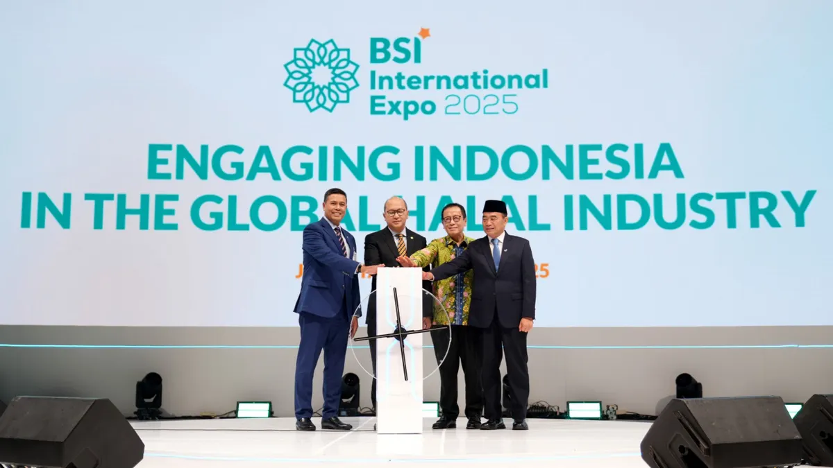 Menteri Investasi & Hilirisasi Rosan Roeslani bersama dengan Kepala Eksekutif Pengawas Perbankan Dian Ediana Rae, Dirut BSI Anggoro Eko Cahyo dan Komisaris Utama BSI Muhadjir Effendy.