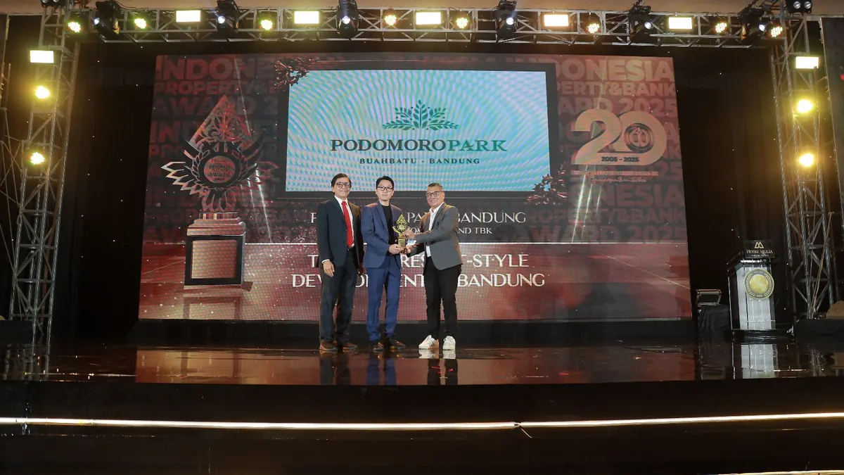 Marketing Manager Podomoro Park Bandung, Tomas Tandy (tengah) menerima penghargaan “The Best Resort-Style Development in Bandung” untuk Podomoro Park Bandung dalam acara Indonesia Property & Bank Award XIX 2025 di Jakarta, Rabu (25/6/2025).