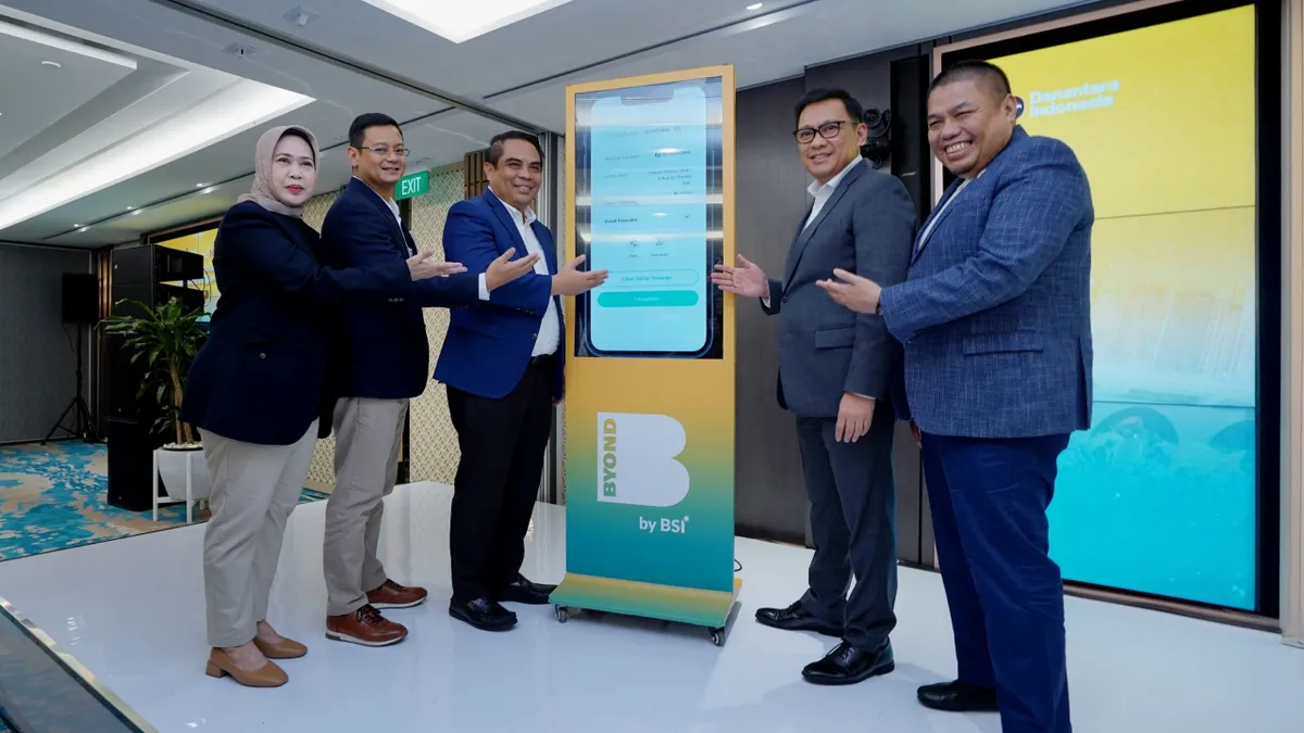Peluncuran fitur pembelian paket umrah travel pada BYOND by BSI oleh SEVP Funding &amp; Transaction BSI Ida Triana Widowati, SEVP Digital Banking BSI Saut Parulian Saragih, Direktur Sales &amp; Distribution BSI Anton Sukarna, Direktur Retail Banking BSI Kemas Erwan Husainy dan Ketua Umum AMPHURI Firman M Nu