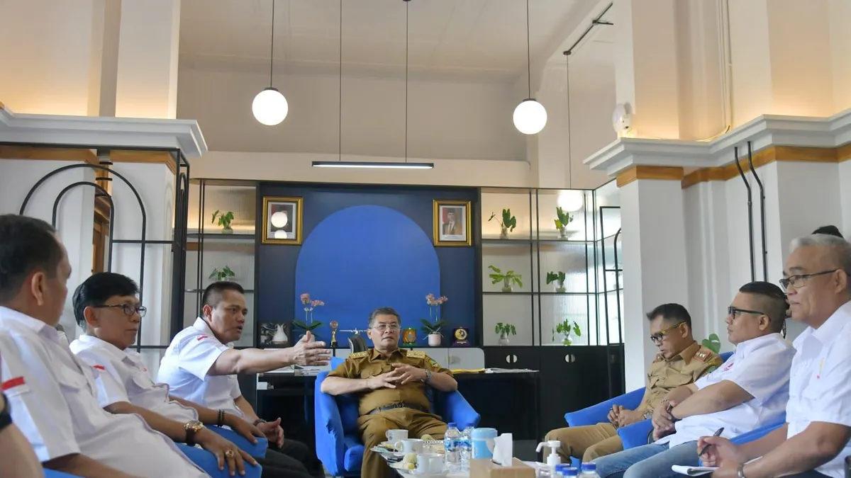 Jajaran pengurus inti Wushu Jawa Barat yang baru terpilih melakukan audiensi dengan Wakil Gubernur Jawa Barat, Erwan Setiawan, pada Senin (7/7) kemarin di Gedung Sate, Bandung.