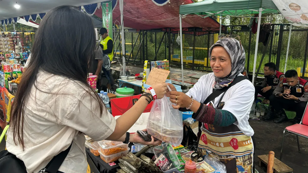 PNM fasilitasi 50 nasabah Mekaar untuk berjualan di ajang Piala Presiden 2025, bantu tingkatkan pendapatan pelaku usaha ultra mikro.