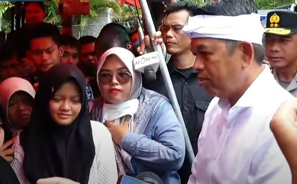 Anak korban ledakan amunisi kedaluwarsa di Garut menegaskan ayahnya bukan pemulung, tapi pekerja yang membantu TNI saat proses pemusnahan.