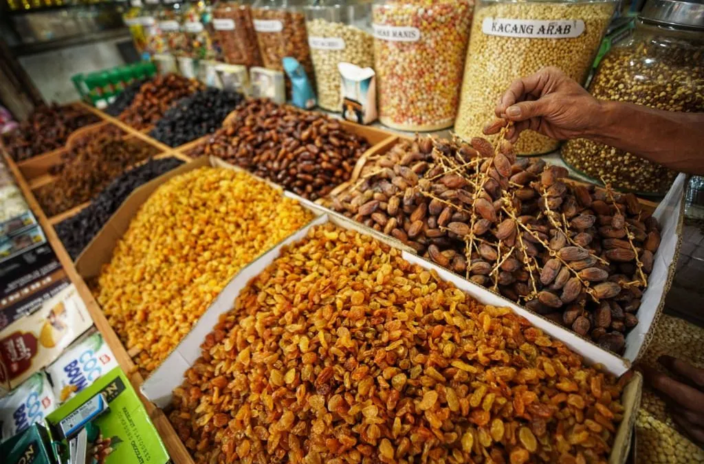 Penjual kurma di Pasar Baru, Jalan Otto Iskandar Dinata, Kota Bandung, Senin 10 Maret 2025. 