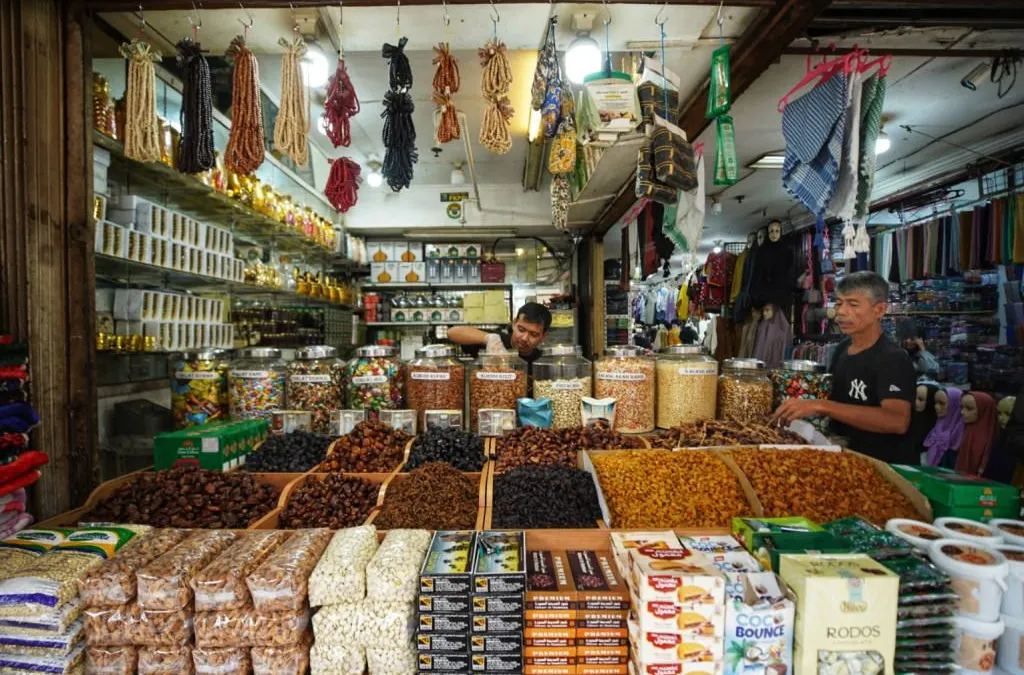 Penjual kurma di Pasar Baru, Jalan Otto Iskandar Dinata, Kota Bandung, Senin 10 Maret 2025. 
