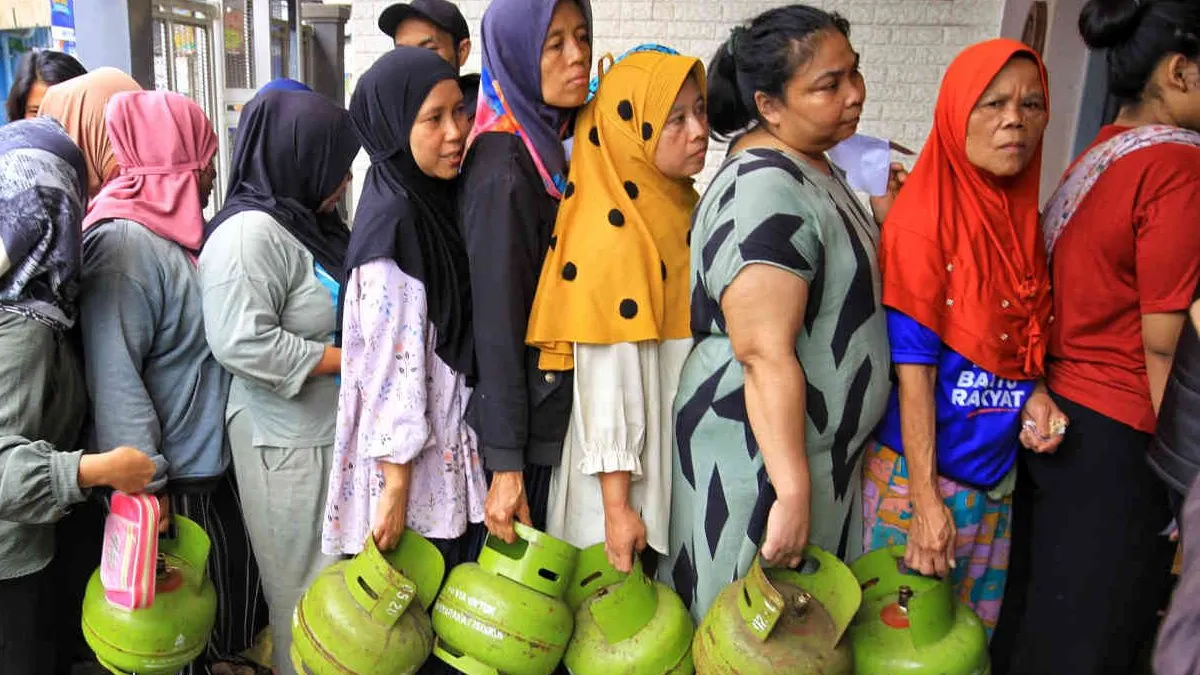 Warga antre membeli gas LPG 3 kg bersubsidi di salah satu pangkalan di Jalan Terusan Suryani, Kota Bandung, 3 Februari 2025.