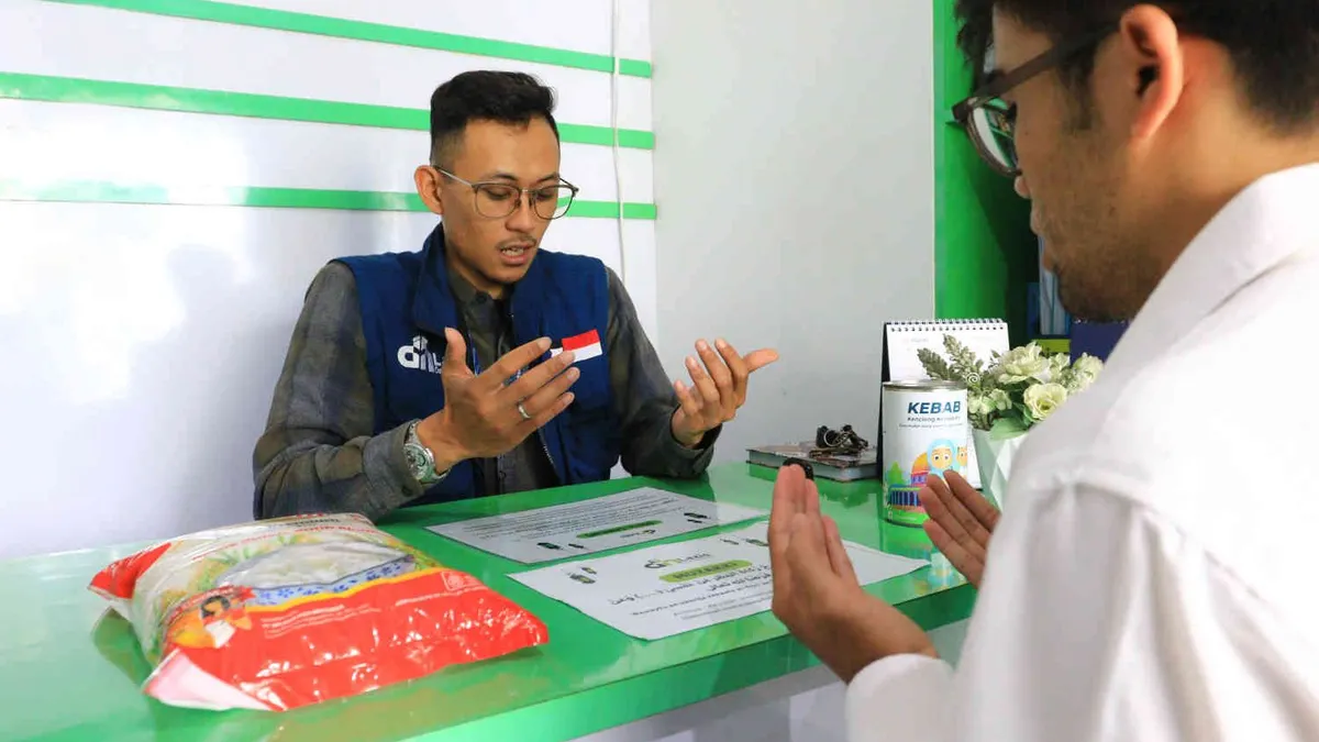 Amil zakat menerima titipan zakat fitrah dari muzaki (orang yang wajib membayar zakat). 