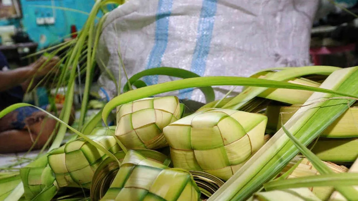 Tips membuat ketupat agar awet tidak cepat basi dan tetap kenyal yang bisa dipraktekan saat Lebaran 2025 mendatang.