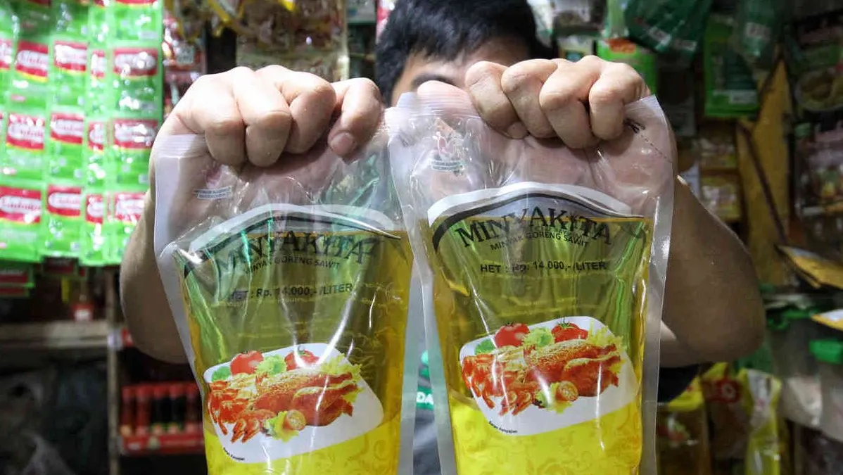 Pada ada awal Maret 2025, viral sebuah video beredar di TikTok yang memperlihatkan satu kemasan Minyakita ukuran 1 liter yang hanya berisi 750 ml.
