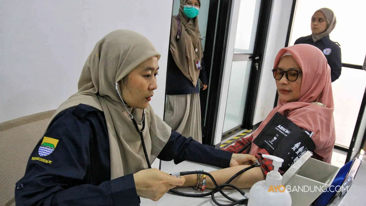Pemeriksan kesehatan kepada warga dalam program Pemeriksaan Kesehatan Gratis (PKG) di Puskesmas Pembantu (Pustu) Sukahaji. 