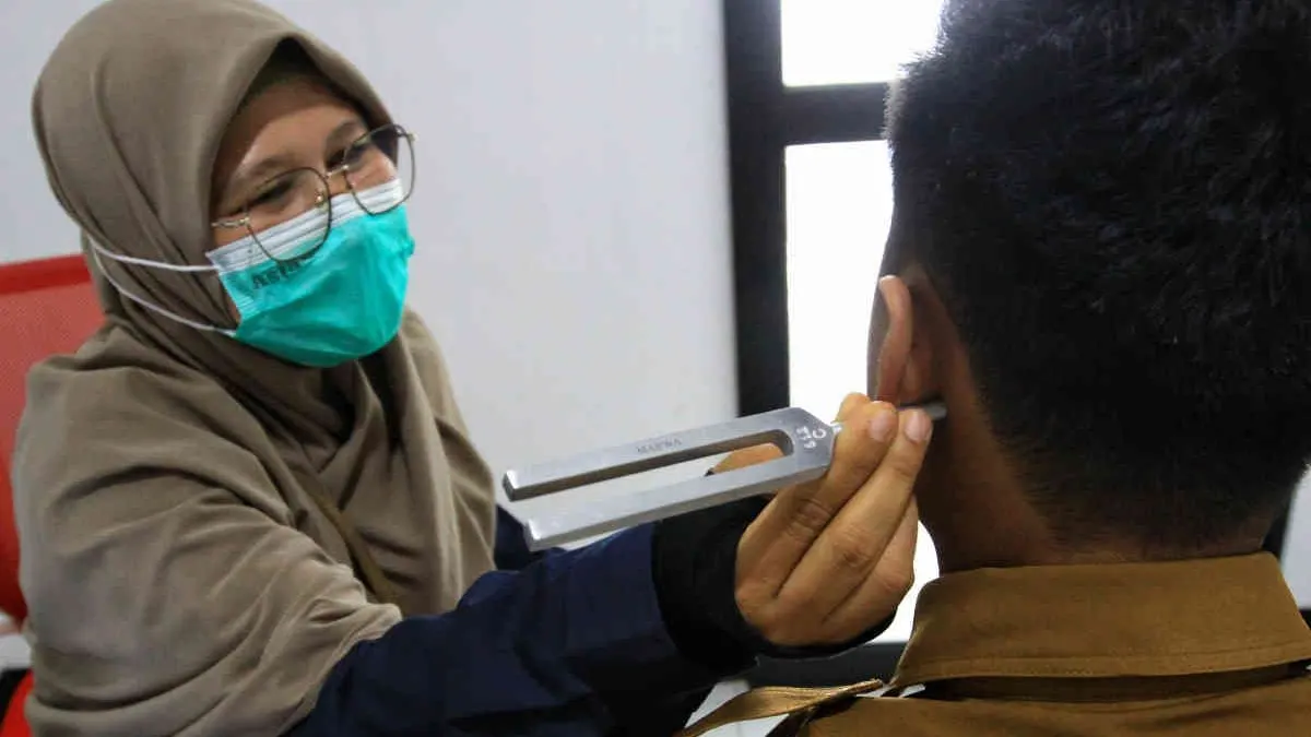 Pemeriksan kesehatan kepada warga dalam program Pemeriksaan Kesehatan Gratis (PKG) di Puskesmas Pembantu (Pustu) Sukahaji. 