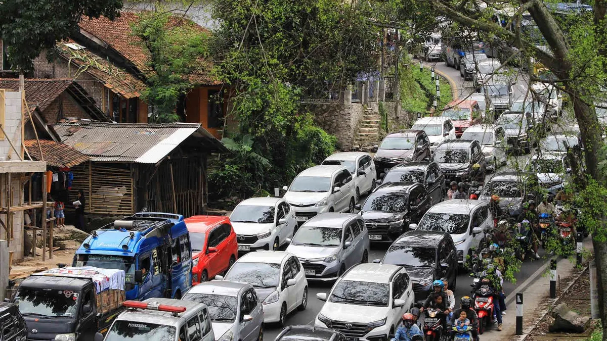Pengendara melintasi jalur Nagreg, Kabupaten Bandung, Sabtu 29 Maret 2025. 