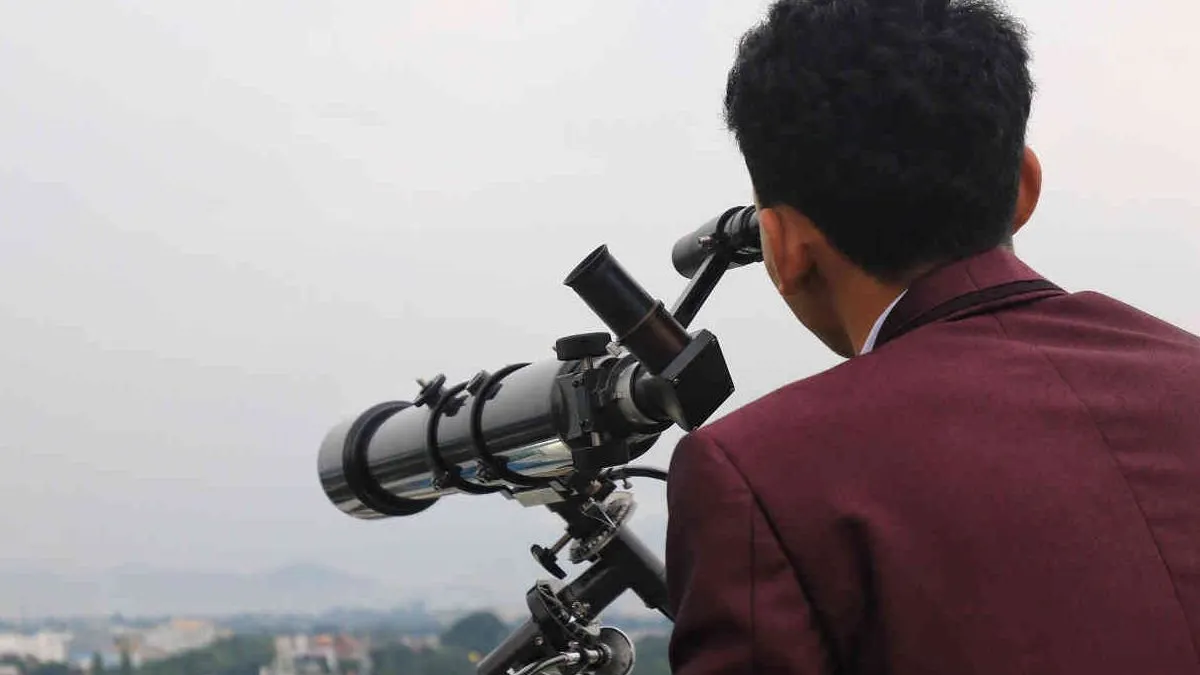 Pengamat dari Observatorium Albiruni Universitas Islam Bandung (Unisba) melakukan pemantauan Hilal Ramadan di Jalan Tamansari, Kota Bandung, Jumat 28 Februari 2025. 