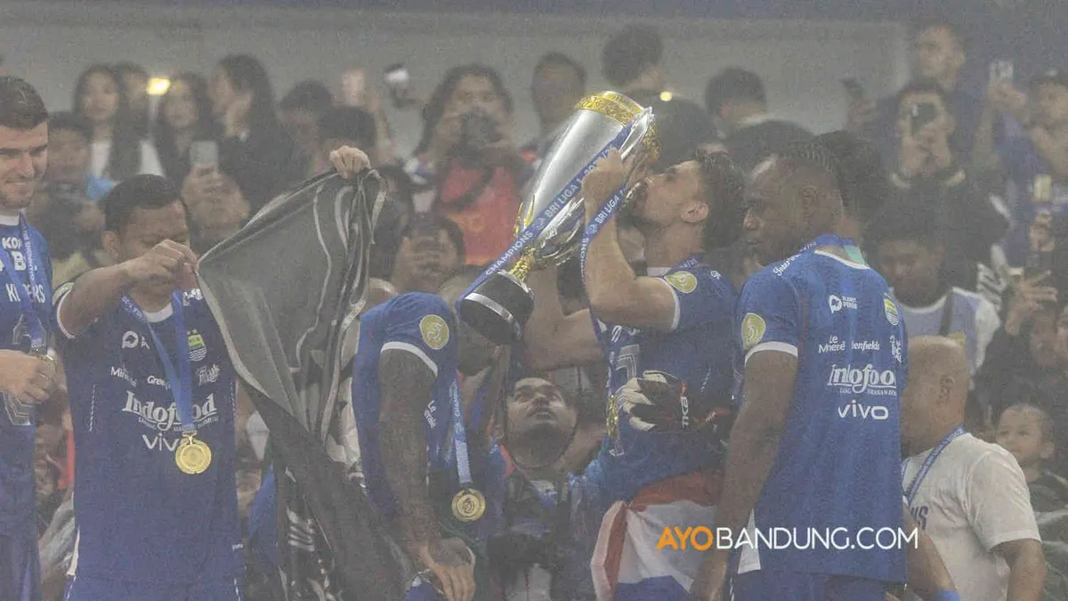 Pemain dan ofisial tim Persib Bandung mengangkat piala usai pertandingan melawan Persis Solo dalam Liga 1 2024/2025 