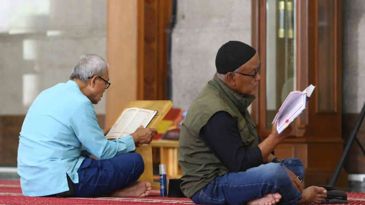 Tadarus Alquran Saat Ramadan Di Masjid Pusdai