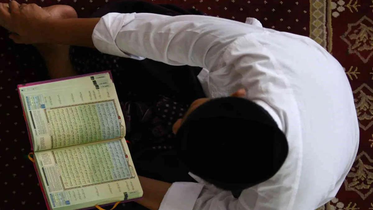 Pada malam ini, al-Qur’an pertama kali diturunkan kepada Nabi Muhammad SAW, sehingga menjadikannya sebagai malam penuh kemuliaan.