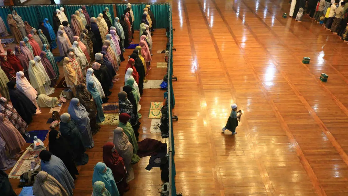 Umat Islam melaksanakan salat tarawih pertama di Masjid Al-Ukhuwwah, Jalan Wastukencana, Kota Bandung, Jumat 28 Februari 2025.