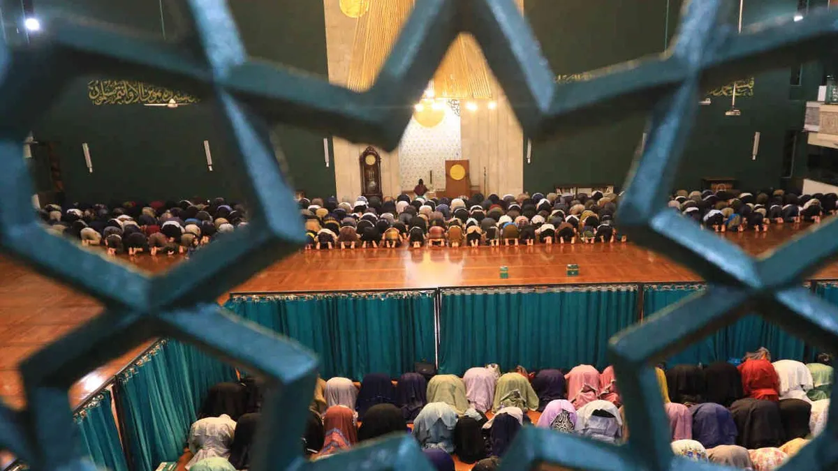 Bacaan Salat Idufitri 2025: Baca Lafal Ini di Sela-Sela Takbir 7 Kali.
