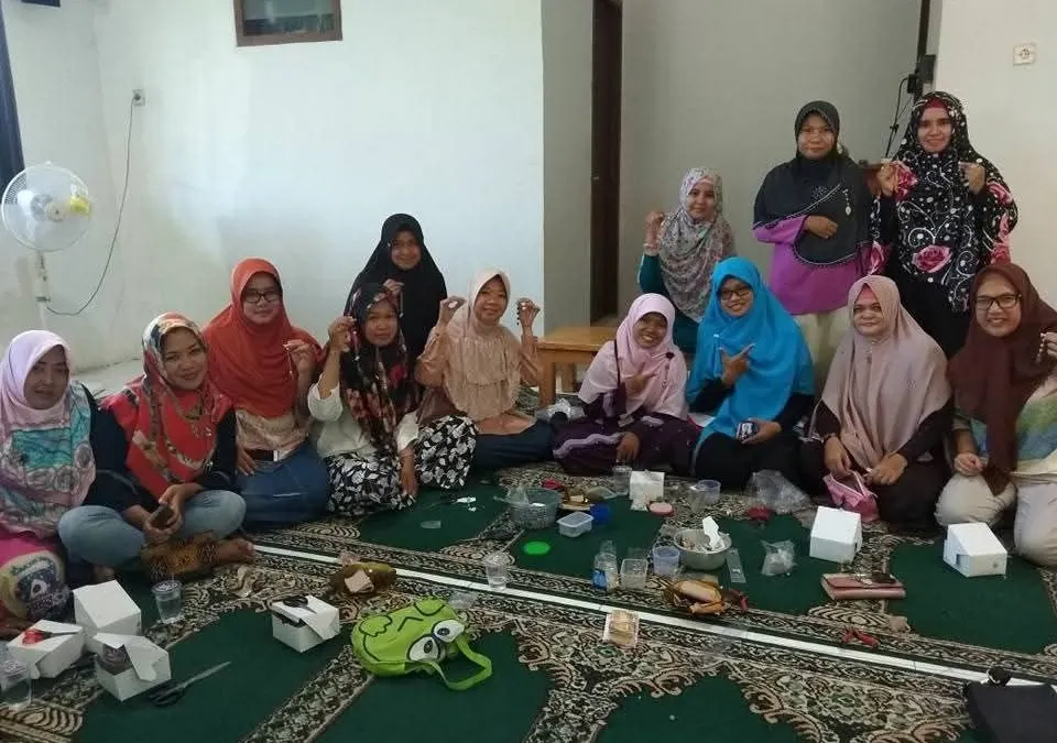 Feni Parhaeni (tengah kerudung merah muda) yang merupakan warga Desa Jati Sari itu telah lebih dari satu dekade menggeluti usaha pembuatan bros di bawah nama B-Craft.
