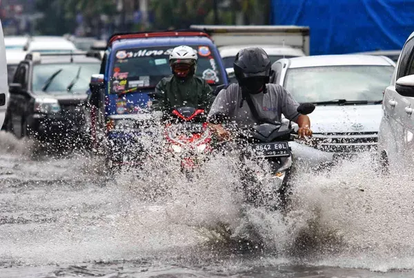 Ilustrasi banjir. Dampak banjir rob ini sangat terasa bagi penduduk setempat, yang mengalami gangguan signifikan dalam aktivitas sehari-hari. 