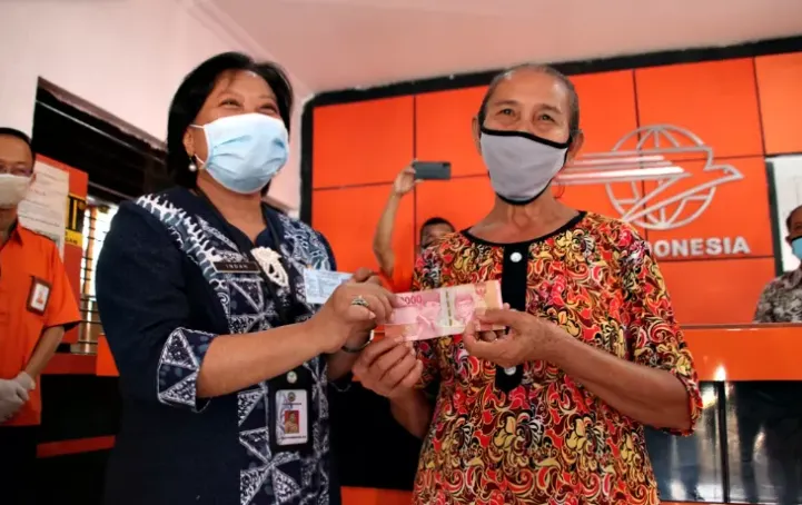 Pemerintah saat ini sedang melaksanakan proses penyaluran berbagai bantuan sosial untuk membantu masyarakat yang membutuhkan.