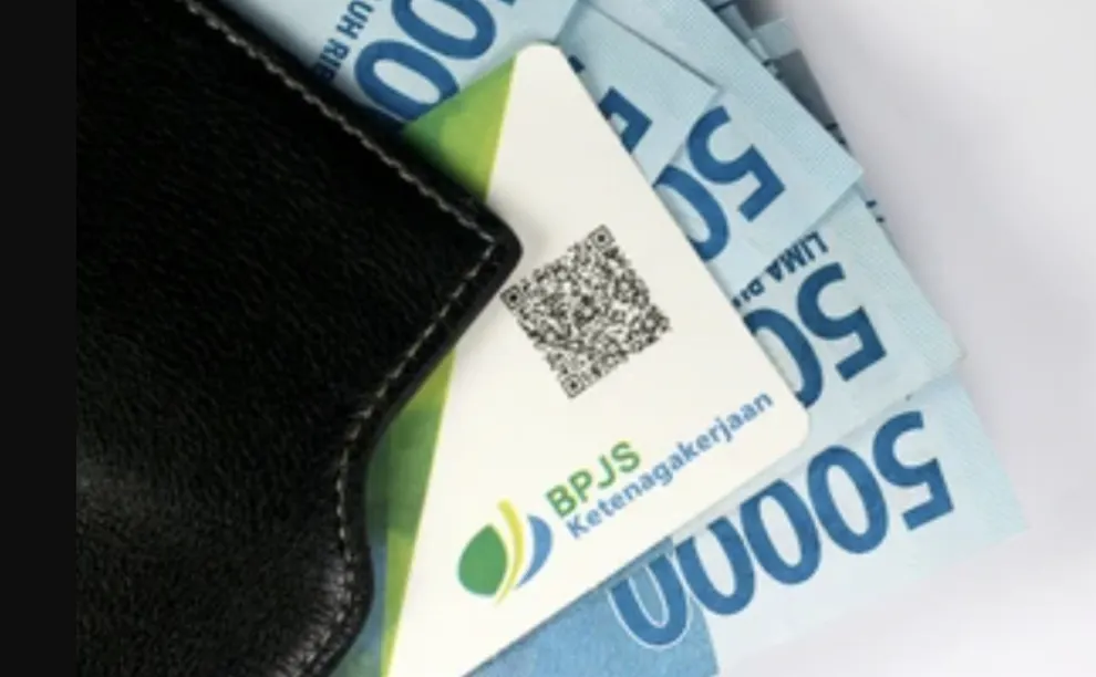 Tanpa perlu antri panjang di kantor cabang, proses klaim dana JHT dapat dilakukan secara online kapan saja dan di mana saja.
