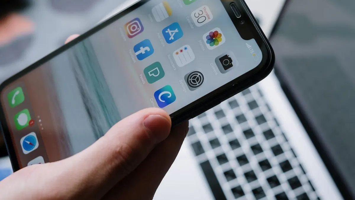 Ilustrasi restart iPhone tanpa perlu menyentuh layar sama sekali.