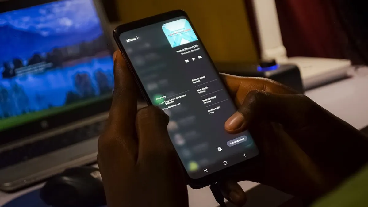 Ilustrasi menghidupkan HP yang mati total tanpa tombol power dan volume.