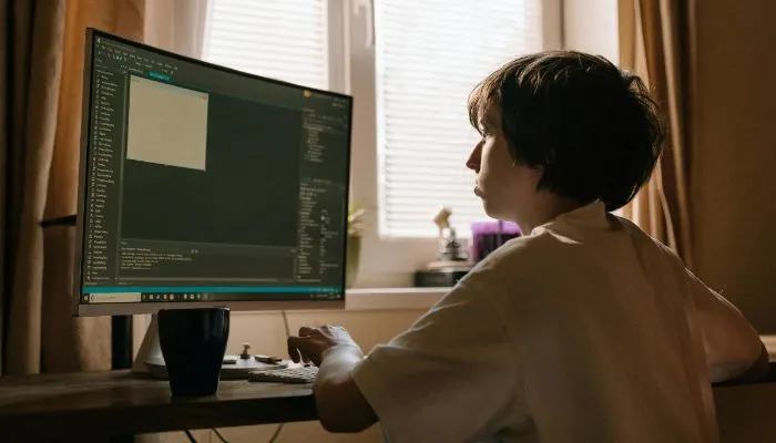 Langkah strategis memasukkan kurikulum coding dan AI bertujuan untuk mempersiapkan generasi muda Indonesia menghadapi tantangan era digital.