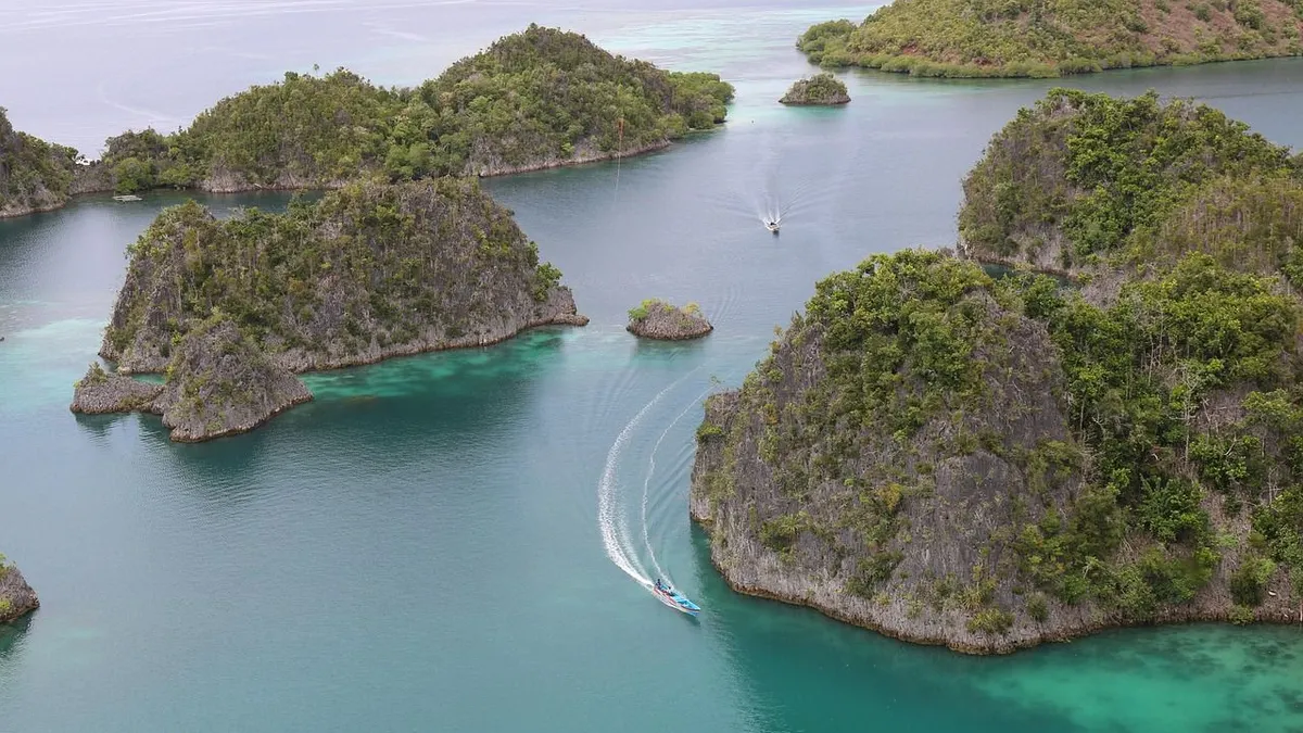 Tiga perusahaan tambang nikel di Raja Ampat kini terancam sanksi hukum setelah Kementerian Lingkungan Hidup mengungkap berbagai pelanggaran serius terhadap peraturan lingkungan dan tata kelola pulau kecil.