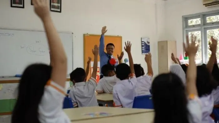 Melalui berbagai program bantuan sosial, anak-anak dari tingkat SD, SMP, hingga SMA dapat memperoleh dukungan untuk melanjutkan pendidikan.