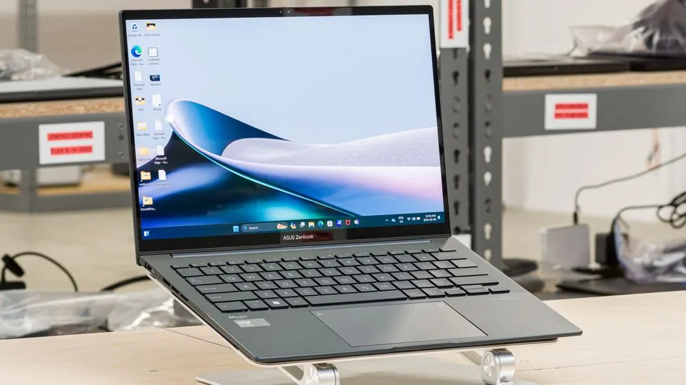 Intel Core Ultra 9 285H yang digunakan dalam Asus Zenbook 14 OLED UX3405 CA membawa terobosan signifikan dalam arsitektur prosesor.