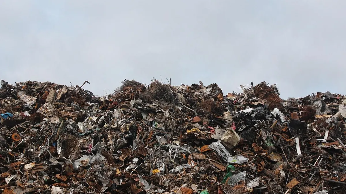 Melalui proyek PLTSa Merah Putih Bantar Gebang, Pemprov Jakarta memperkirakan limbah sampah 2.500 ton menjadi energi listrik.