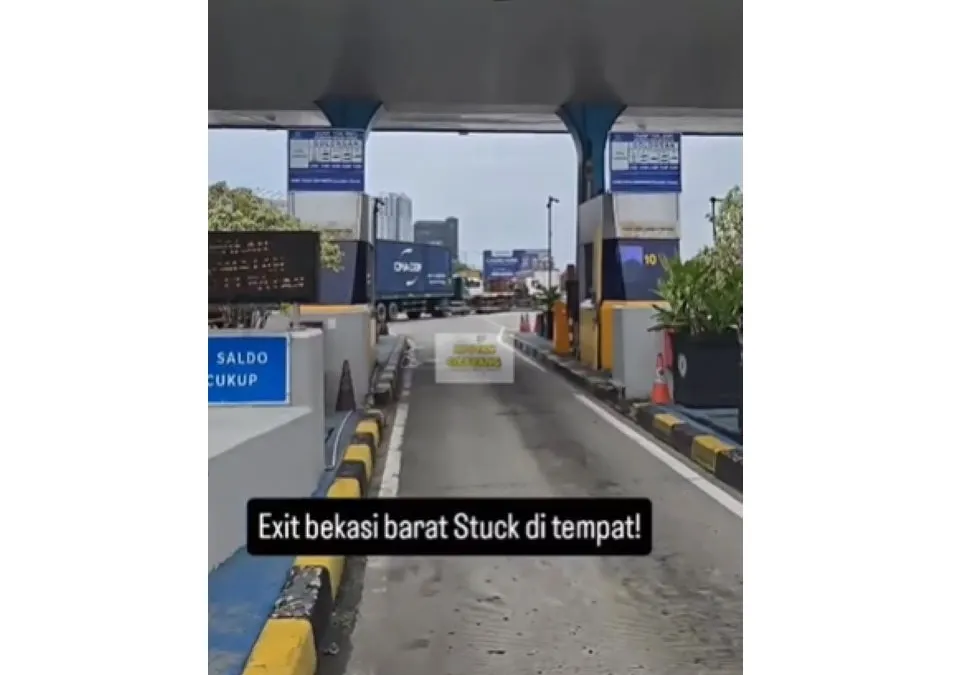 Akibat Arteri Bekasi Barat terendam air dan membuat arus lalulintas padat dari jalur A Exit Bekasi Barat km 13 sd km 8.