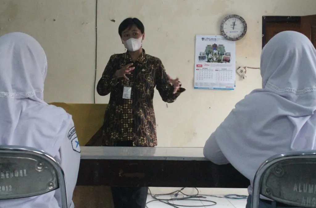 Transformasi peran guru ini didukung serangkaian kebijakan yang mencakup peningkatan kesejahteraan dan pengembangan kompetensi.